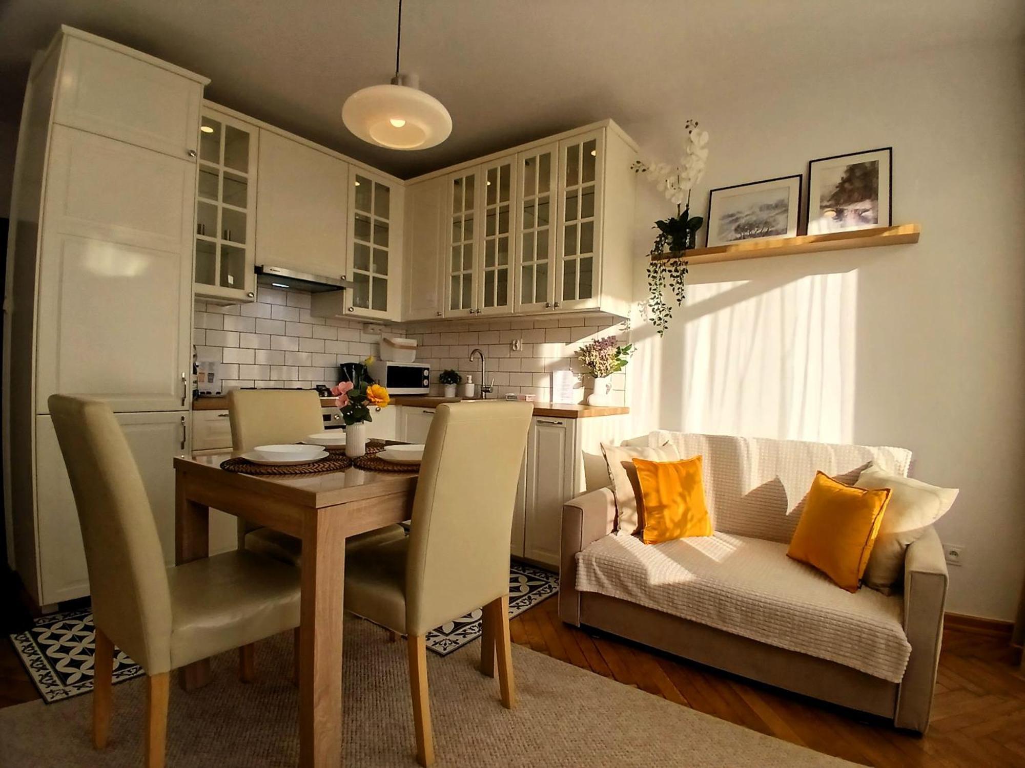 Downtown Elegant & Sunny Near Metro Station * Warschau